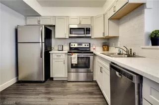 Photo #5: 2402136 Listing 