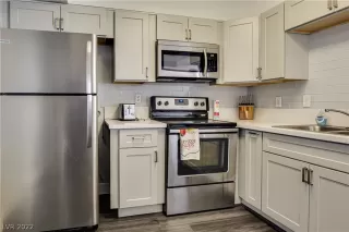 Photo #6: 2402136 Listing 