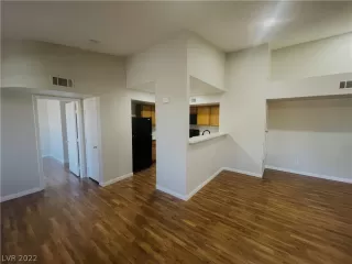 Photo #3: 2402163 Listing