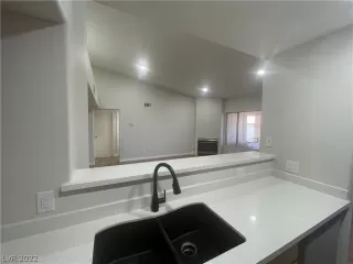 Photo #6: 2402163 Listing