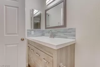 Photo #5: 2402242 Listing 