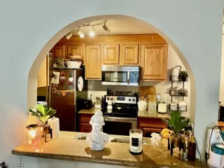 Photo #4: 2402262 Listing 