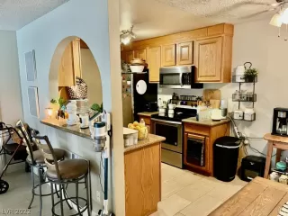 Photo #5: 2402262 Listing 