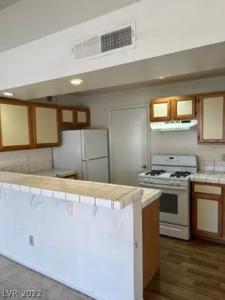 Photo #5: 2402264 Listing