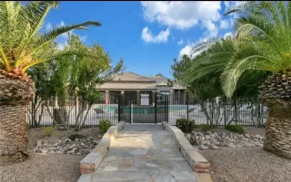 Photo #5: 2402280 Listing 