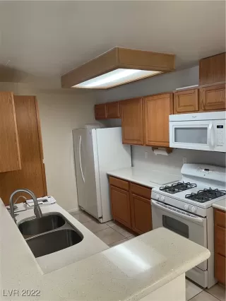 Photo #5: 2402334 Listing