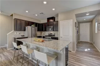 Photo #3: 2402376 Listing
