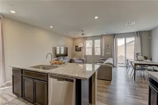 Photo #4: 2402376 Listing
