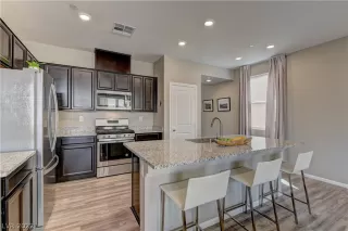 Photo #5: 2402376 Listing