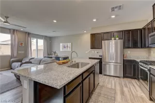 Photo #6: 2402376 Listing