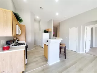 Photo #5: 2402406 Listing 