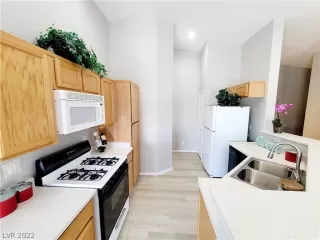 Photo #6: 2402406 Listing 