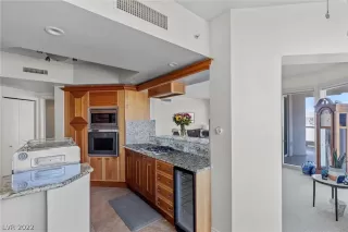 Photo #6: 2402409 Listing 