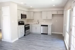 Photo #4: 2402416 Listing 