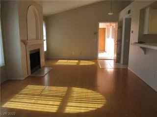 Photo #5: 2402545 Listing 