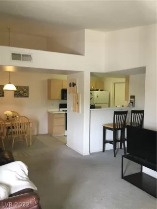 Photo #6: 2402668 Listing