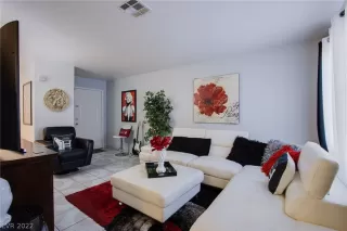 Photo #4: 2402679 Listing