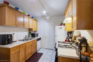 Photo #6: 2402679 Listing