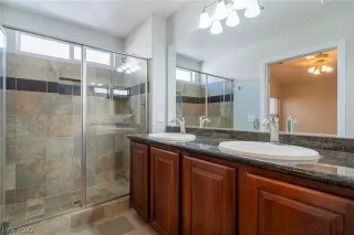 Photo #3: 2402695 Listing