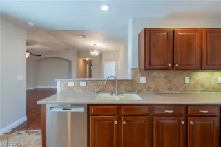 Photo #5: 2402695 Listing