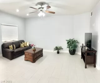 Photo #3: 2402793 Listing