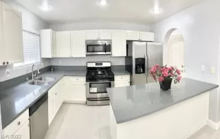 Photo #4: 2402793 Listing