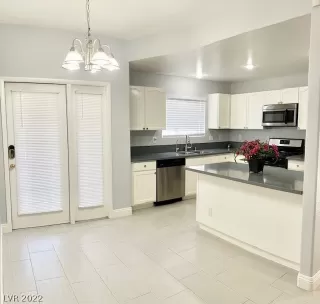 Photo #5: 2402793 Listing