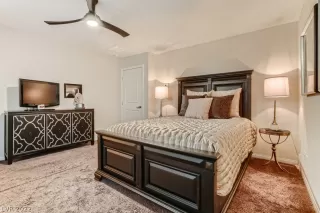 Photo #5: 2402978 Listing