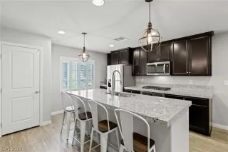 Photo #3: 2402982 Listing