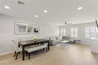 Photo #4: 2402982 Listing