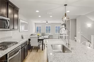 Photo #5: 2402982 Listing