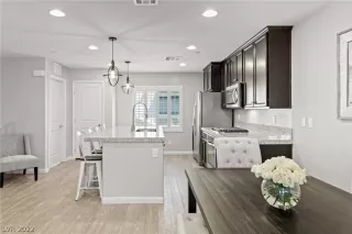 Photo #6: 2402982 Listing