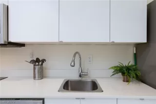 Photo #4: 2402995 Listing