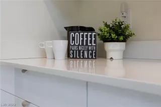 Photo #5: 2402995 Listing