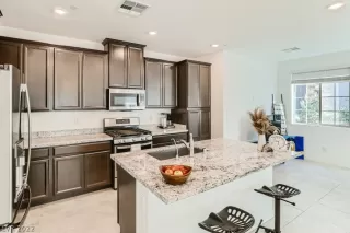 Photo #2: 2403038 Listing