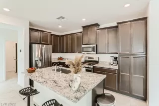 Photo #3: 2403038 Listing