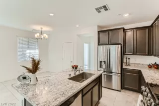 Photo #4: 2403038 Listing