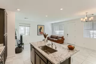 Photo #5: 2403038 Listing