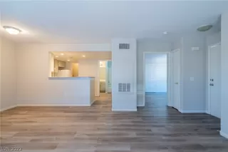 Photo #5: 2403041 Listing 