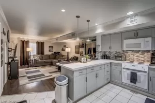 Photo #6: 2403046 Listing