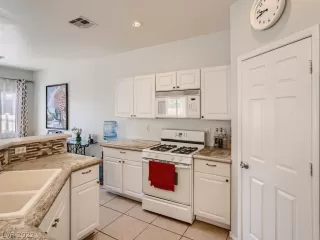 Photo #4: 2403058 Listing