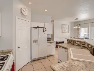 Photo #5: 2403058 Listing