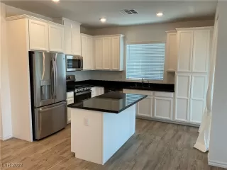 Photo #2: 2403156 Listing 