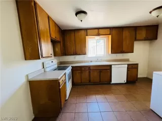 Photo #5: 2403166 Listing 