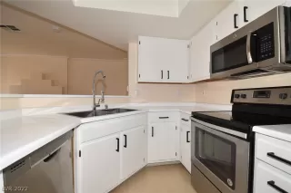 Photo #4: 2403206 Listing 