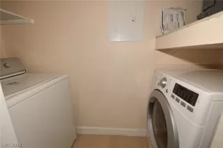 Photo #6: 2403206 Listing 