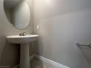 Photo #5: 2403212 Listing 