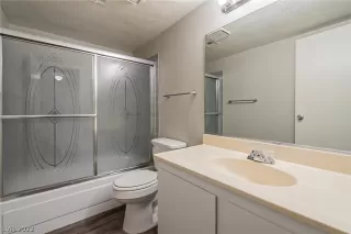 Photo #3: 2403218 Listing