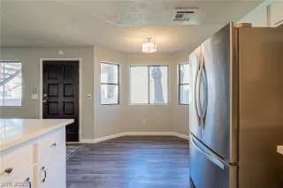 Photo #5: 2403218 Listing