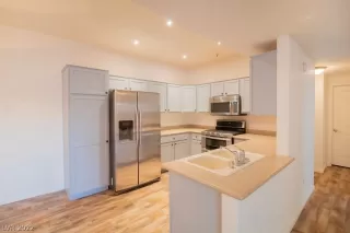 Photo #5: 2403242 Listing 